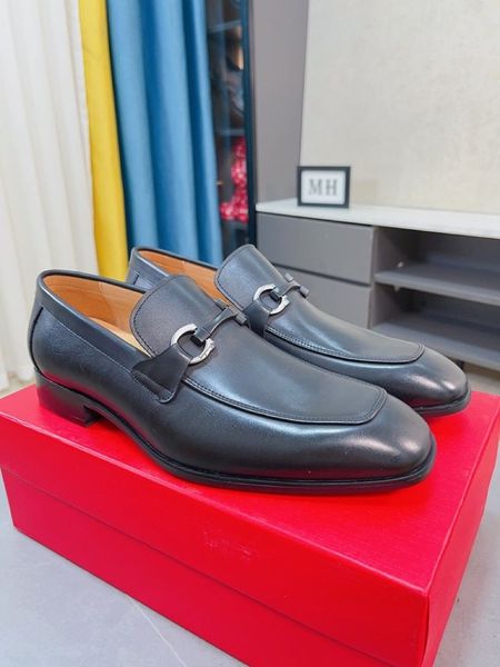 Los últimos zapatos de cuero de negocios para hombres, la primera opción para los hombres de alta gama, son de alta gama, elegantes, cómodos y ajustados.
