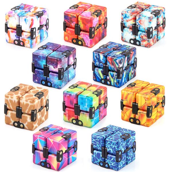 El último juguete de descompresión Party Supplies de tamaño 4X4X4CM tiene una variedad de estilos para elegir, cubo de cielo estrellado infinito de segundo orden
