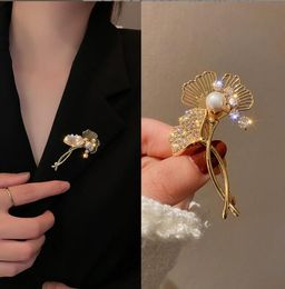 De nieuwste Pearl Ginkgo Leaf -broches voor damesspelden Fashion Style kralenpak Pin Accessoires Sieraden