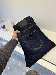 De nieuwste herenjeans lente en zomer 2024, comfortabel katoenmixmateriaal, donkerblauwe jeans, hoogwaardige designerjeans