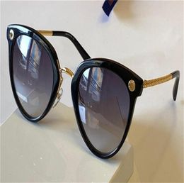 Les lunettes de soleil de conception de mode du dernier style 1043 Big Size Cat Eye Couleur assortie Cadre de qualité supérieure Protection des jambes en petits caractères Eyewea9887912