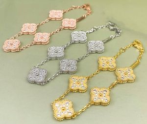 La dernière technologie de micro-incrustation de pendentif à cinq fleurs pour femmes rend chaque bracelet très texturé, particulièrement brillant et plein de diamants