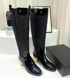 Les dernières bottes longues droites pour femmes avec talon épais doré Tige ronde de 5,5 cm avec fermeture éclair intérieure et semelle en cuir véritable avec décoration de boucle en métal Taille 35-41