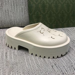 De nieuwste slippers en sandalen van Womens zijn zacht modieus uitgehold ontwerplogo