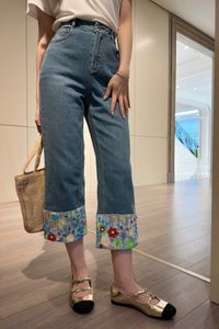 La pierna de la colección de verano 2024 son jeans bordados con cuentas de flores teñidas de halo de la industria pesada