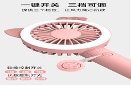 Le mini ventilateur peut être plié à trois niveaux de puissance éolienne élevée, adapté aux dortoirs d'étudiants. Ventilateur de dessin animé portable trois cut7953511.