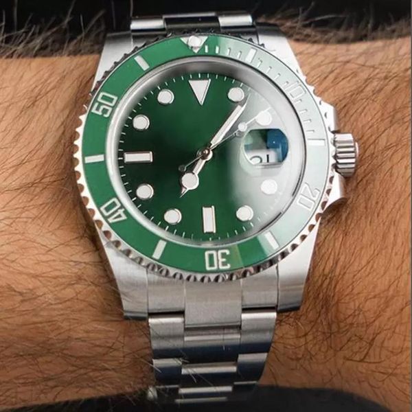La montre pour homme la plus populaire au choix multicolore cadran vert loupe date lunette en céramique perles en acier inoxydable durable248Y