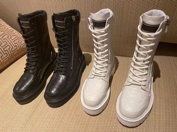 Les nouvelles bottes Martin 2022 noir et blanc brillant visage élégant sac à poussière en cuir de vachette polyvalent 35-41