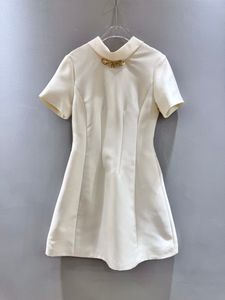 El nuevo vestido de manga corto de longitud V de longitud A 2024 Summer se puede usar tanto en la parte delantera como en la parte posterior