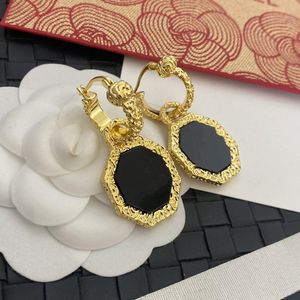 De nieuwe zwarte agaat cirkelvormige ring gestreepte oorbellen met een prachtig en compact ontwerp
