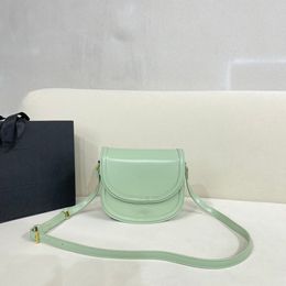 De nieuwe snoepkleurige zadeltas kan crossbody / schouderrug zijn drie lagen binnenvak binnenvak met rits hardware helder gezicht vintage gesp damestas