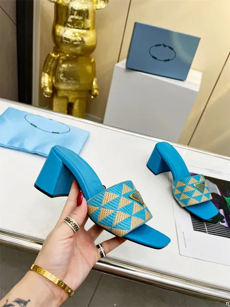 Las nuevas sandalias de diseñador para mujer, moda de verano 2023, elegantes zapatillas antideslizantes de cristal de lujo para mujer, tacones bajos con remaches de diamantes de imitación