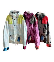 The New Designers 1994 Retro Mountain Light Jacket Hooded Outdoor Borduurwerk NK Cobrand Ski -kleding Jacket Men039s en Women3189223