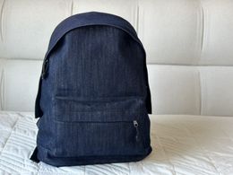 Le nouveau sac à dos préféré a une couleur discrète et de bon goût, avec un corps super doux