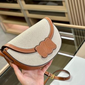 El nuevo bolso cruzado de media luna para mujer, bolsos de hombro de cuero genuino, carteras de diseñador de lujo para mujer, bolsos de mano con solapa CJD2307062