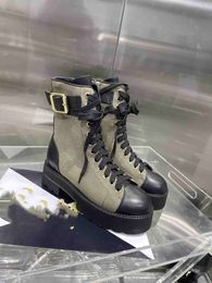 Les nouvelles bottes courtes noires Knight, des chaussures en cuir de vachette à motif crocodile peintes en noir, avec une fermeture éclair intérieure, sont des chaussures classiques pour femmes.