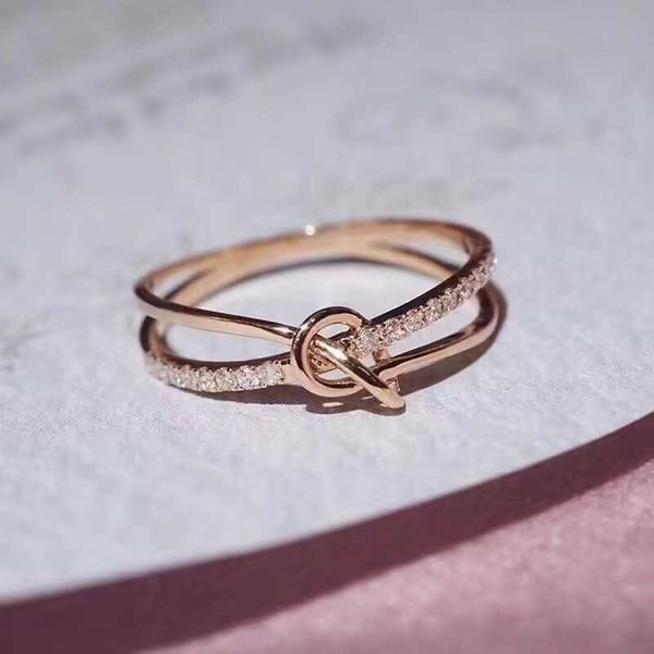 La nouvelle bague persistante pour femme est légère, luxueuse, haut de gamme et polyvalente.Le design de style Instagram a une ouverture réglable pour la bague