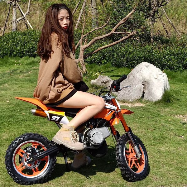Le nouveau petit singe 49cc mini scooter à moto adulte à l'essence adulte à deux temps de moto hors route peut être équipé de roues agrandies pour garçons et filles