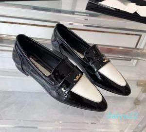 La nouvelle chaussure unique Mary Jane est une version haut de gamme, avec une correspondance de couleurs classique qui est inoubliable en un coup d'œil, ce qui la rend à la mode pour les chaussures décontractées pour femmes.
