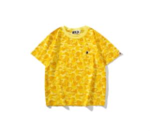 Le nouveau t-shirt à col rond à manches courtes avec logo populaire pour hommes et femmes imprimé camouflage jaune personnalité adolescente