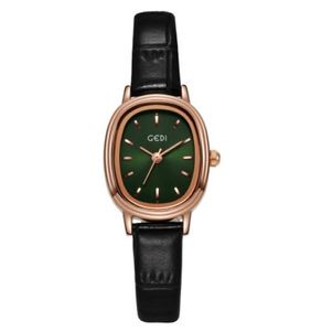 La nouvelle montre ovale est une montre à quartz à ceinture en cuir à la mode, légère et luxueuse pour femme