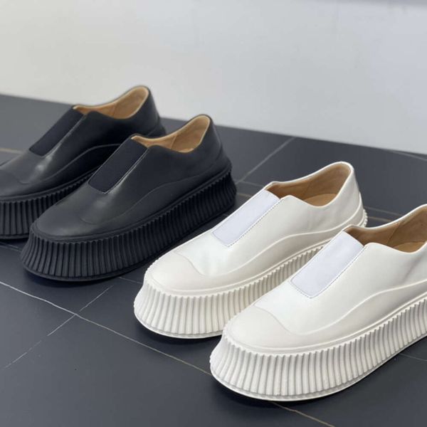 Le nouveau produit La saison est une paire de mocassins épaisses avec des bandes élastiques et une bordure en caoutchouc, avec un style minimaliste