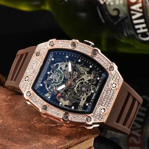 De nieuwe R gelaagde en modieuze diamant ingelegd paar lichte luxe kwarts kalender pointer horloge