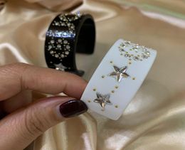 The New Resin Diamond Star Open Fashion Bracelet Black and White TwoColor Bracelet sauvage en option4579112