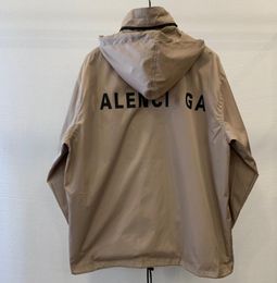 La nueva chaqueta de cuello alto del alfabeto de París primavera 2024, gabardinas para hombres y mujeres, chaquetas con capucha