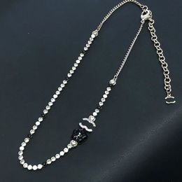 El nuevo estilo Collares de diseñador Colgantes de letras Cadena de cobre de alta calidad Marca Collar de perlas Mujeres Gargantilla de cristal Regalos de joyería de boda