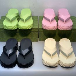 Las nuevas zapatillas de espiga de la espiga de la espesor de 24th Spring Festival tienen un elegante diseño de rayas de diamantes versátiles en el lado, que es resistente a los deslizamientos y