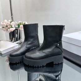 Les nouvelles bottes courtes épaisses avec des orteils rondes semblent plus minces sur les pieds supérieurs