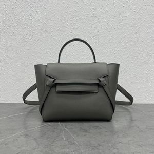 Le nouveau sac à main pour femme est réalisé en cuir de veau grainé classique. L'ensemble du véhicule présente des lignes soignées et méticuleuses, donnant un style design rétro et atmosphérique