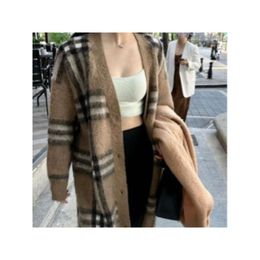 Le long cardigan à carreaux dégage une atmosphère d'hiver d'automne une conception de longueur du genou qui convient aux actrices dramatiques coréennes