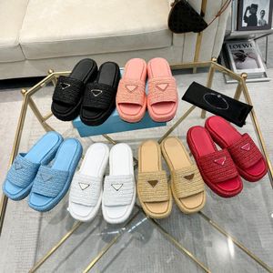 2024 Nieuwe Ontwerper driehoek Stro geweven Slippers sandalen platform Raffias Slippers dames heren Zomer Platte hak Casual Slippers buiten zwembad Sliders strand Schoen