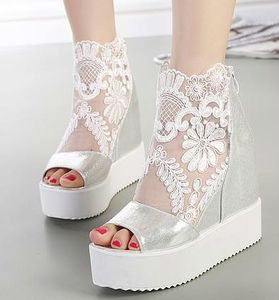De prijs van kant witte sandalen hoge platform wedge sandalen onzichtbare hoogte verhoogde peep teen vrouwen schoenen 2 kleuren maat 35 tot 39