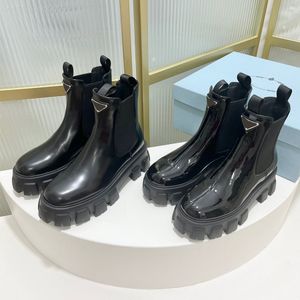 La qualité Triangle Plaque plate-forme noire talon épais cheville Chelsea Boots Roue dentée Bottines de mode Designer Combat Boots pour femmes