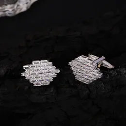 Les boutons de manchette en losange avec incrustation de diamants : un accessoire unique pour mettre en valeur le caractère noble et le goût exquis des hommes.