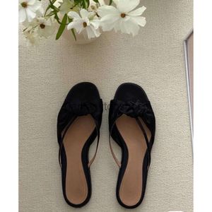 The Row and Tr New 2022 Summer Shoes Fashion Spring Silk Bow Sandales confortables et polyvalentes plates Muller Femmes Femmes 3Vou
