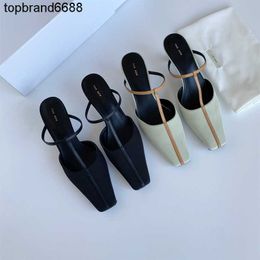 De rij Baotou-schoenen kleden de schoenen Hoge Heel Half Slippers Sandalen Leer ins Franse Damesontwerpers Rois Dames Cat Heel Muller Schoenen Maat 34-39