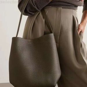 Le sac en rangée en cuir authentique en cuir grande capacité minimaliste design paisible et naturel sac à corps crossbody sac crossbody sac de luxe nouveau sac 10a 606