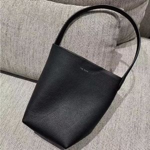 Le sac à godet en rangée petite, moyenne et grande couche de tête de fourchette en corne de vache naturelle, sac à main épaule simple et grande capacité pour les femmes 240328