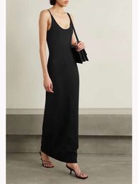 De Row Design Dress straalt een minimalistisch temperament uit met een effen gebreide tailleband die er slank uitziet en een camisole-jurk