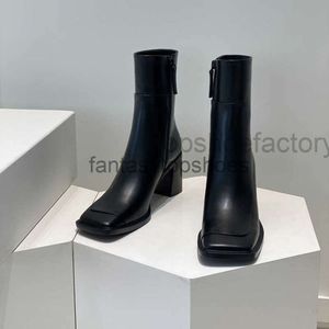 La rangée pour les chaussures tr chaussures épaisses femmes talons bottes courtes 2022 Nouveau cuir incliné carré haut latérale hauteur martin mince jambe 9J01