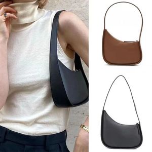 The Row Sac demi-lune en cuir lisse pour femme avec bandoulière plate et fermeture à glissière incurvée, fourre-tout avec doublure sudée, sacs sous les bras, sac à main A078