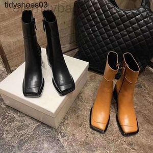 Les chaussures hautes en cuir de créateur en cuir les bottes Martin pour les femmes en automne et hiver 2022 Nouveau style carré latérale côté zipper mince jambe épaisse talon