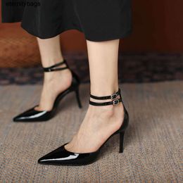 Les chaussures à talons hauts hauts sens des conceptions pour enfants petite foule la rangée 2022 New Style Belt Sandals Hollow Point Single Shoes Femme