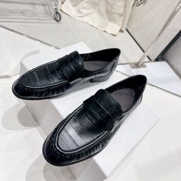 Les molages en rangée luxurys designers de chaussures de chaussures de chaussures de chaussures pour femmes plates chaussures décontractées chaussures de bateau en or noir taille 35-40