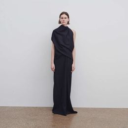The Row LOW CLASSIC Robe sans manches pour femme Printemps/Été 2024 avec une petite jupe trapèze oblique au design unique