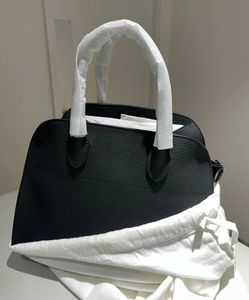 La rangée Margaux 12 sac de luxe de luxe Détail de fermeture en double poignées en cuir pour femmes sacs à main